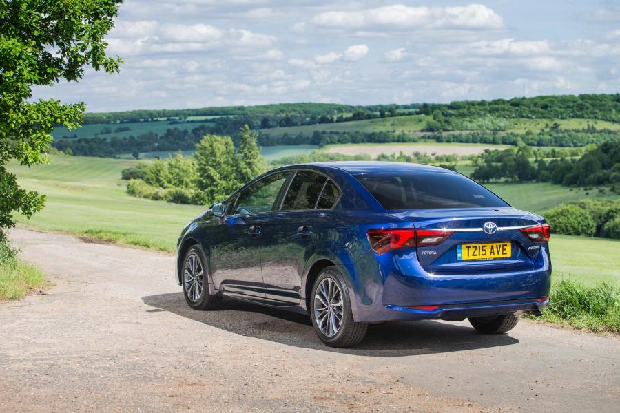  Toyota Avensis 2015 года  (UK) (фото 8 из 27)